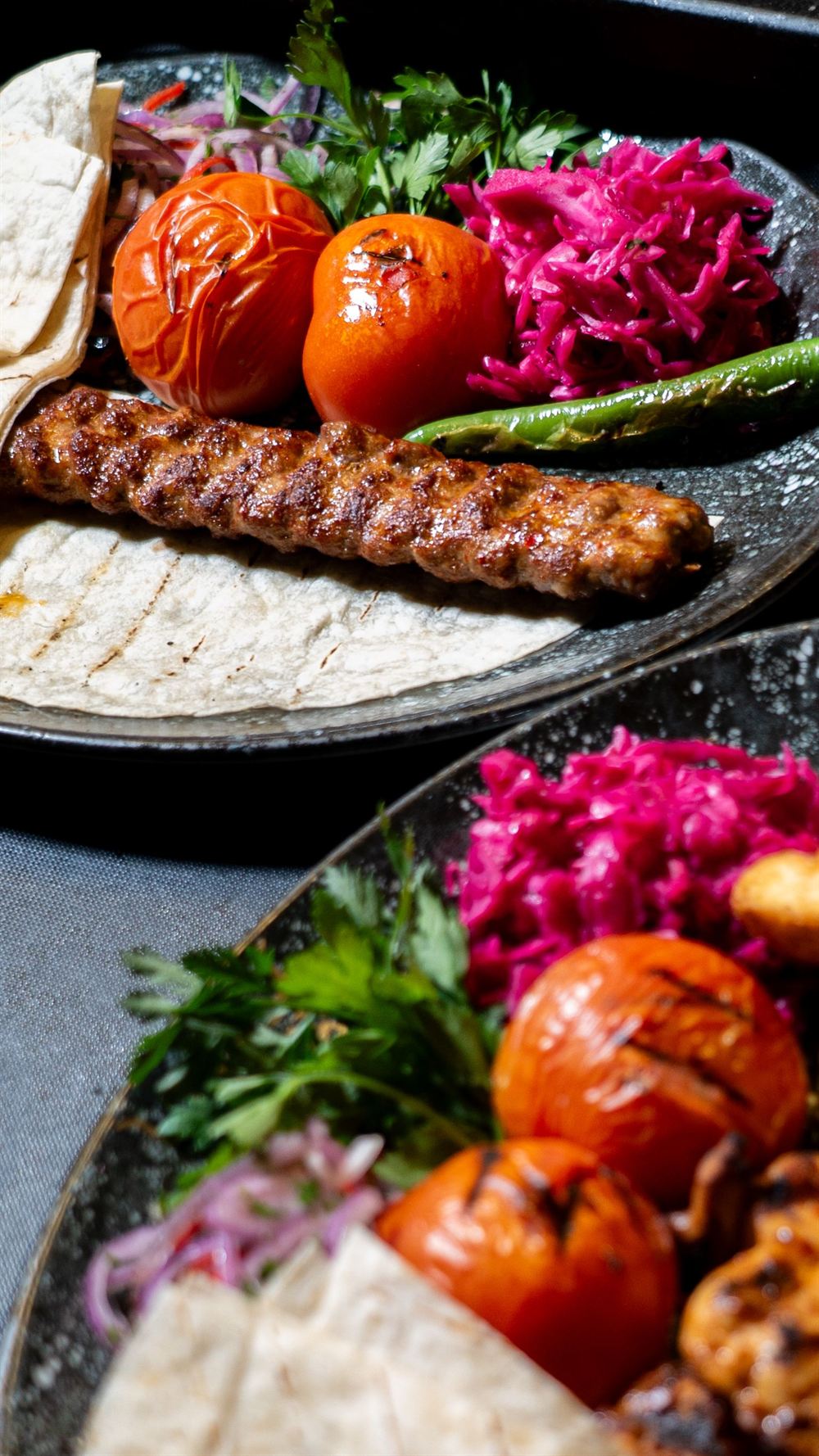 Kebab mit gegrillten Tomaten, Peperoni und Fladenbrot